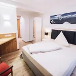 Bavaria 招待所 3*